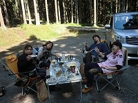 空いている時間でカットの練習をしている所です