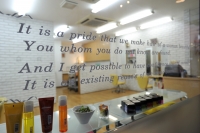 東川口メイン通りのけやき通り沿い。ちょうど中間の温かい感じのかわいいお店です。